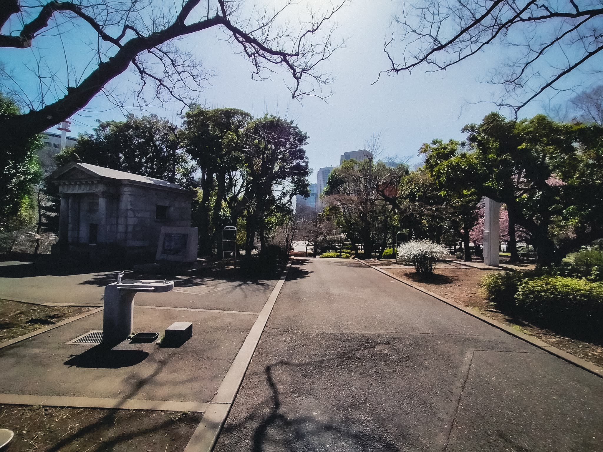 左側に日本水準原点が、右側に電子基準点「東京千代田」がある。それらの間の距離は10メートルほどである