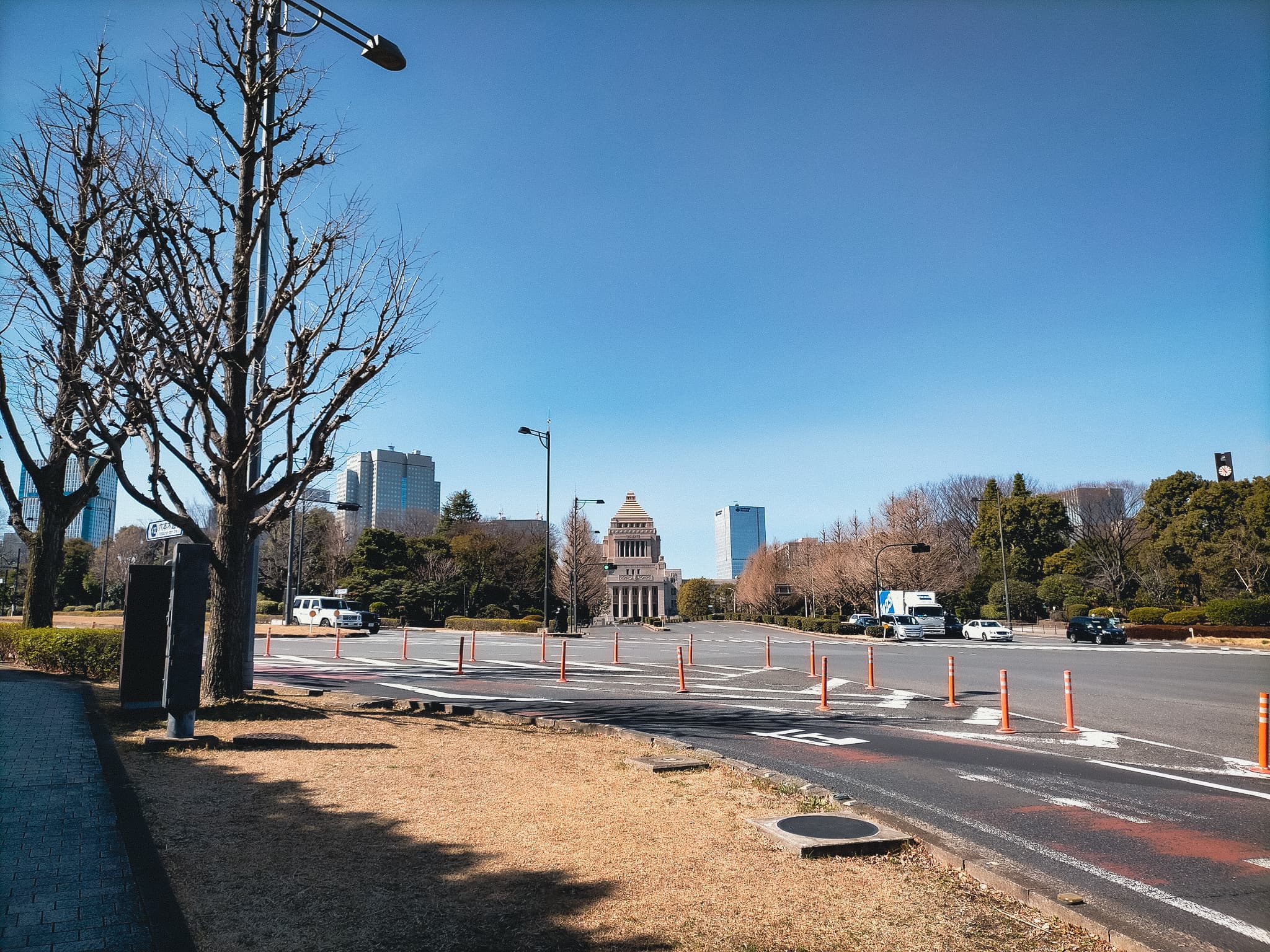 交差点を挟んだ向こう側に国会議事堂が見える