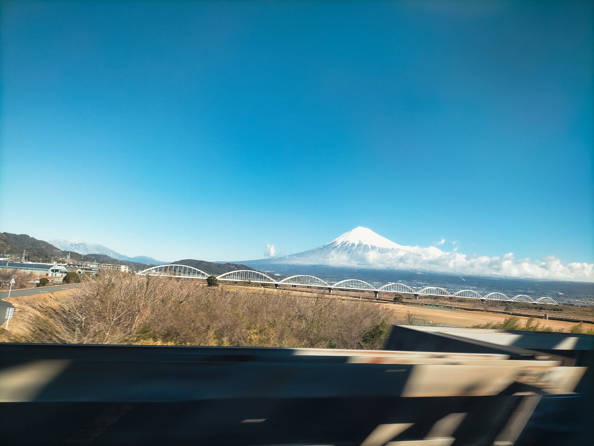橋を通過中に見えた富士山。天気は晴れ