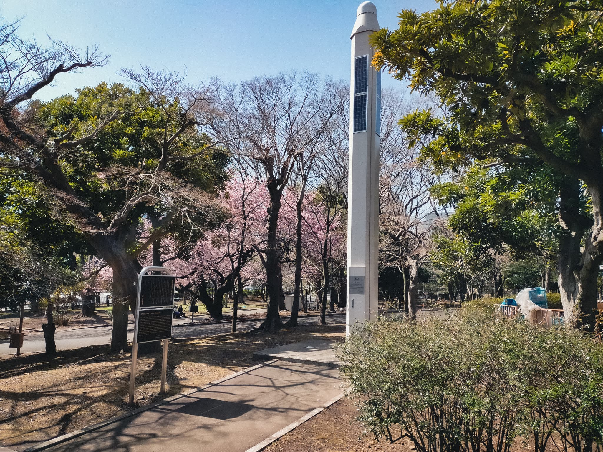 電子基準点の塔と電子基準点付属標、説明板。3メートルほどの高さのシンプルな塔が立っている